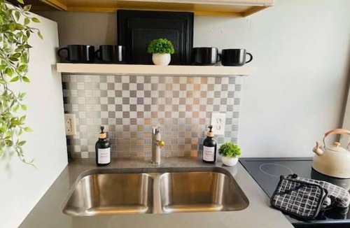 Kamm's Corners Apartment | TopFloor Near Airport One bedroom CLE