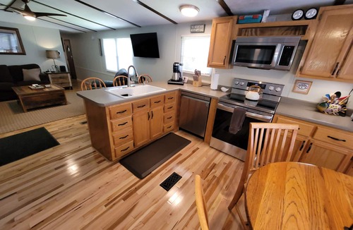 Skyland House | Topsy's Trailer, Private, FAST WiFi, Small Dog Ok, HOT TUB, Close to Hendo/AVL