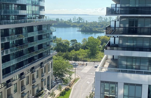 Humber Bay Condo | Toronto Lakeview 2.5 bedroom condo only 12 minutes from the airport