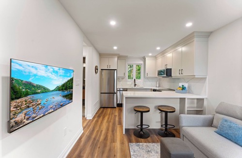 Mimico House | Toronto Tiny House Close to Downtown, Rogers Centre, RBC Amphitheatre, Go Train