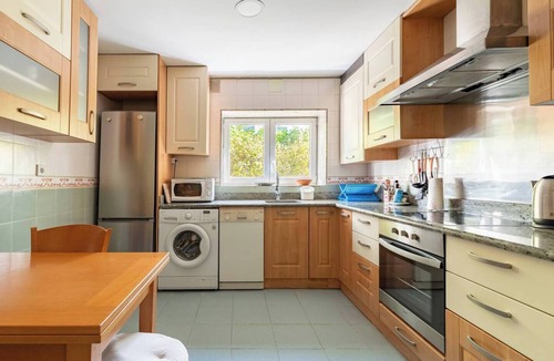 Galapagar House | Torrelodones: House with shared garden and pool 25 min from Madrid. Wifi
