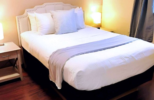 Ocean Shores Hotel | Tortuga - 1 Bedroom Suite with 3 Queen Beds at Wanderlust Inn, Pet Friendly