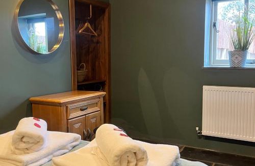 Ranskill House | Torworth - 1 Bed Barn - Sleeps 3 - Hot Tub