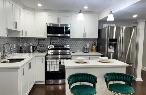 Brampton Apartment | Tosam Luxury Lodge Two Bedroom Suite