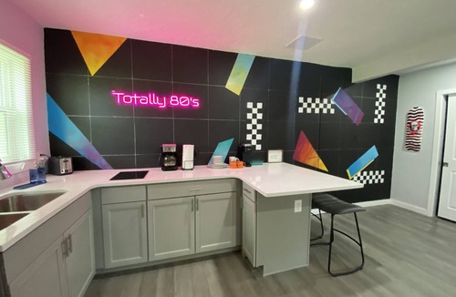 Sanford Apartment | Totally 80s!