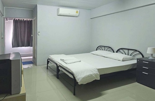 Bang Chalong Hotel | Toucan Bed And Cafe