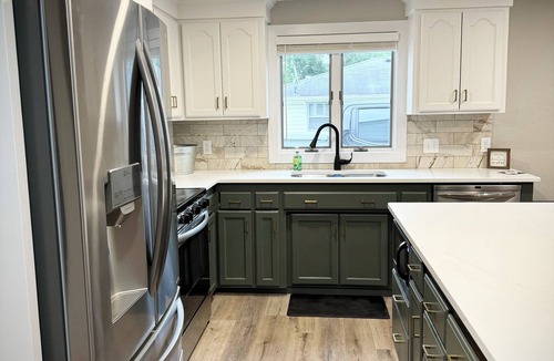 Green Bay House | TOUCHDOWN! Game Day Ready - Walk to Historic Lambeau - Sleeps 12 - 5★ Home