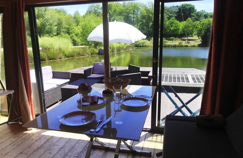 Chamberet Boat Rental | Toue cabanée