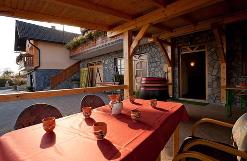 Gorenja Vas pri Smarjeti Apartment | Tourist Farm Škrbina