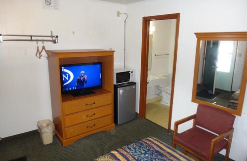 Green Bay Hotel | Tower Motel