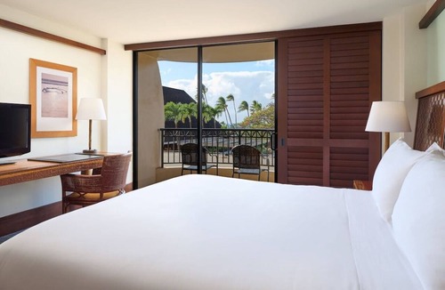 Kaanapali Hotel | Tower Partial Ocean View King at Royal Lahaina Resort