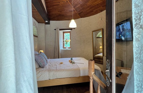Auch Bed & Breakfast | Tower room, private shower and wc