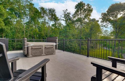 Loyalton House | Tower Treehouse - Rooftop Hot Tub - Swinging Bridge