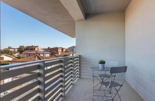 Pisa Apartment | Tower View & Double Balcony - Modern Studio Apartment with Parking