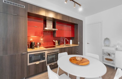 Toronto Entertainment District Hotel | Tower View Stays - 1 min to Rogers Centre/MTCC - Pool