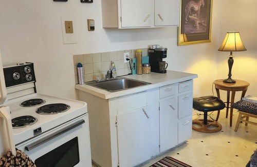Hanna Apartment | Town-in-Country Suite in Hanna