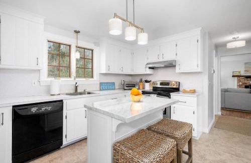 Sandwich House | Town Neck Hideaway: Walk to Beach Village