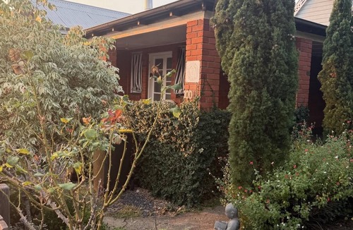 Tenterfield Apartment | Towncottage Tenterfield Stay with Scenic Views