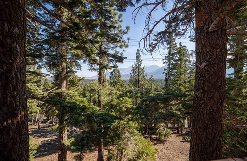 Mammoth Lakes House | Townhome Near The Village & Canyon Lodge w/Views!