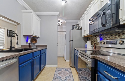 College Park House | Townhome w Balcony, Workspace, Game room -Perfect for Work and Student Travelers