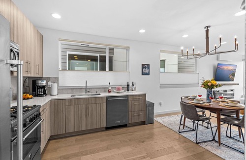 West Seattle House | Townhome w/Rooftop Deck-Heated Floors-15 min FIFA-Walk 2 Restaurants/Bars.
