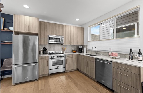 West Seattle House | Townhome w/Rooftop Deck-Heated Floors-15 min FIFA-Walk 2 Restaurants/Bars.