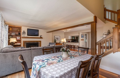 Quechee Condo | Townhome with Game Room & Hill Views, Saltbox
