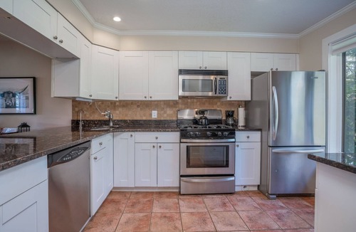 Quechee Condo | Townhome with Game Room & Hill Views, Saltbox