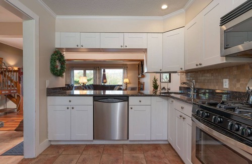Quechee Condo | Townhome with Game Room & Hill Views, Saltbox