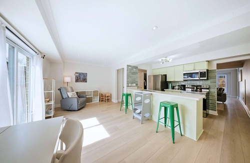 Burlington House | Townhome with Parking Ideal for Longer Stays