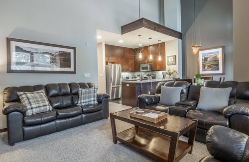 Mammoth Lakes House | Townhome with Shared Hot Tub, Mountain and Golf Course Views; An Easy Walk to Ea