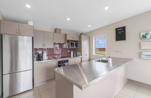 Christchurch House | Townhouse close to CBD. Double internal access garage. Full kitchen and dining.