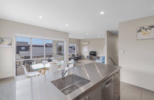 Christchurch House | Townhouse close to CBD. Double internal access garage. Full kitchen and dining.