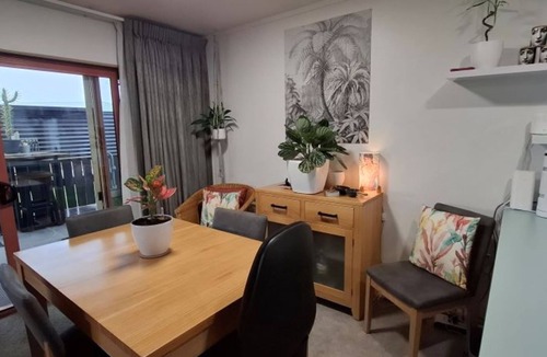 Nelson South House | Townhouse Haven - Modern, Spa, close to Nelson Central! Pets welcome.