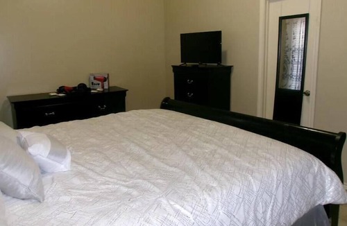 Kingwood House | Townhouse near bush airport