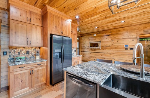 Townsend Cabin | Townsend Riverfront Cabin Stay・Hot Tub・Pool Table