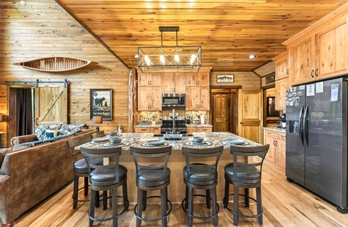 Townsend Cabin | Townsend Riverfront Cabin Stay・Hot Tub・Pool Table