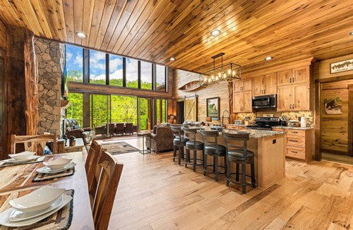 Townsend Cabin | Townsend Riverfront Cabin Stay・Hot Tub・Pool Table