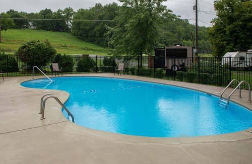 Townsend House | Townsend Riverfront Retreat・Pool Access・Firepit