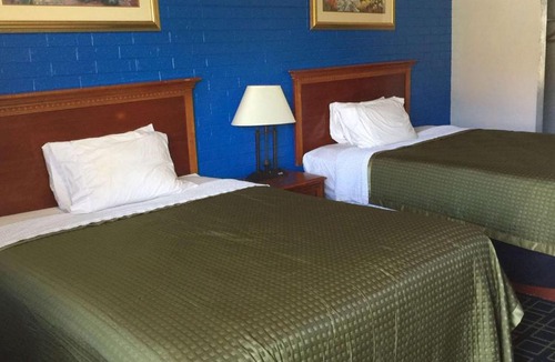 Clinton Hotel | Trade Winds Inn Clinton