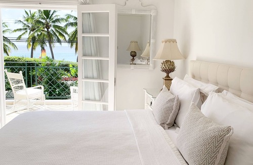 Mullins House | Tradewinds, villa with sea views & pool, 1min walk to beach.