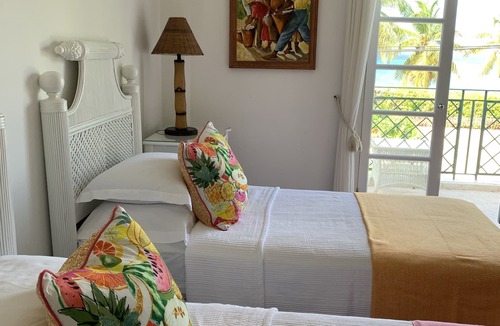 Mullins House | Tradewinds, villa with sea views & pool, 1min walk to beach.