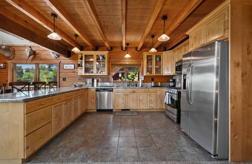 Crestline Cabin | Traditional A-frame Luxe Cabin in Crestline Ca. 3bed3bath/3LVL/PRVT SPA/5+PRKING