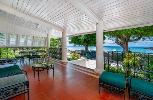 Gibbs Bay Villa | Traditional Beachfront Style - Clearwater