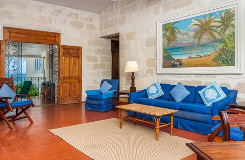 Gibbs Bay Villa | Traditional Beachfront Style - Clearwater