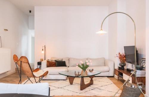 Harmonie Apartment | Traditional chic, High Ceilings' apt Aircos Fiber and Garage