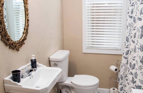 Forest Hills Apartment | Traditional decor, 2nd fl, near Oakland,DT,Monroeville,convenient to US OPEN