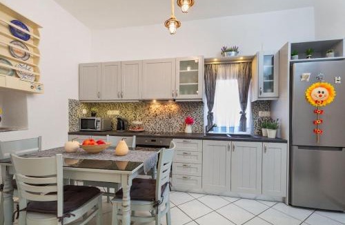 Chrissi Akti Apartment | Traditional Island Escape by ΜΡS