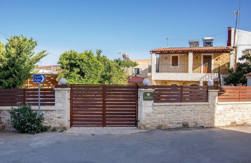Melidoni House | Traditional Stone Apartments with pool
