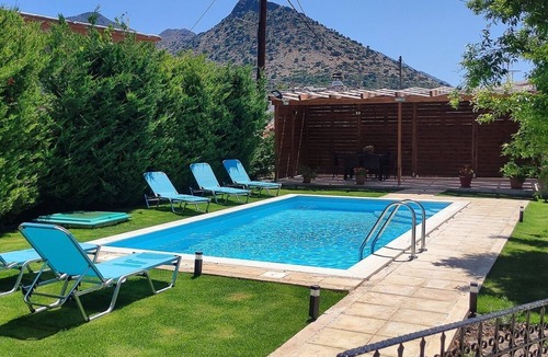 Melidoni House | Traditional Stone Apartments with pool